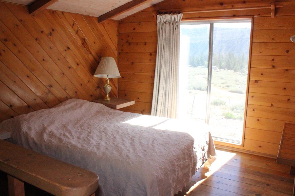 Twin Lakes Resort Bridgeport Room photo